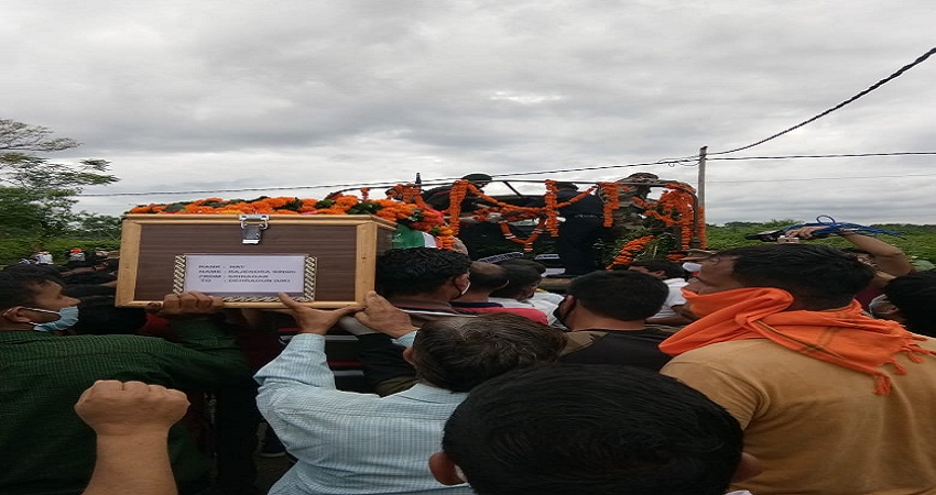 सीएम रावत ने शहीद राजेंद्र नेगी को दी श्रद्धांजलि, पत्नी को सरकारी नौकरी देने का किया ऐलान सीएम रावत ने शहीद राजेंद्र नेगी को दी श्रद्धांजलि, पत्नी को सरकारी नौकरी देने का किया ऐलान